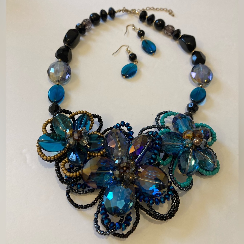 BLUE/GREEN MULTI NECKLACE AND MATCHING EARRINGS SET